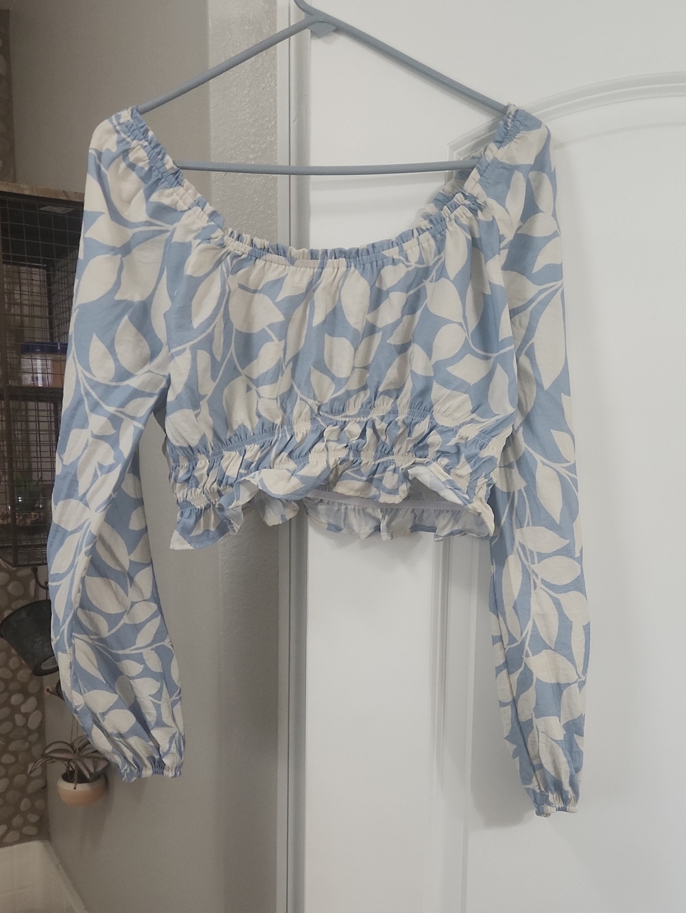Sadie & Sage Blue and White Leaf-Print Off-Shoulder Crop Top